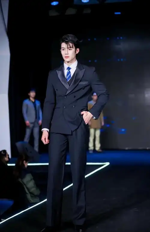 陈文亮:从健体boy到中国西装先生的完美蜕变|陈文亮|外形|男性_新浪