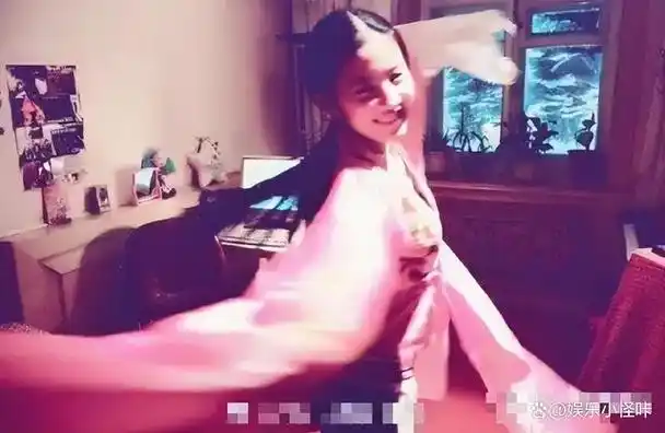 刘亦菲小时候的照片中,除了一些生活照外,几乎全都是艺术照,舞台照