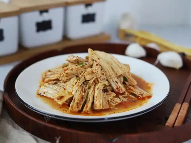 凉拌腐竹的家常做法,1分钟就能学会,香辣开胃,上桌就抢光了