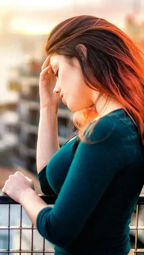 悲伤红色头发女孩,城市 iphone 壁纸