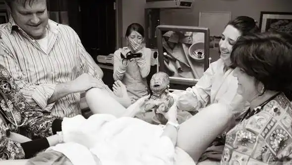 震撼婴儿产道露头淋漓瞬间