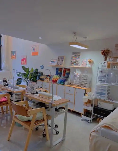 一个人的美甲工作室